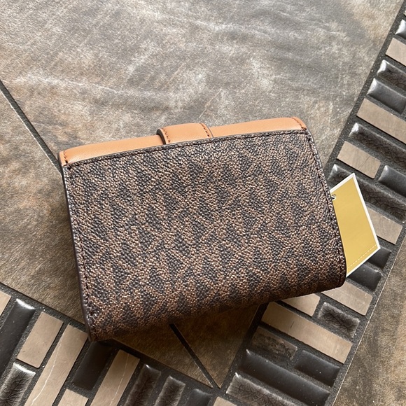 MICHAEL KORS CARMEN MEDIUM LOGO AND FAUX LEATHER WALLET BROWN - Picture 13 of 16